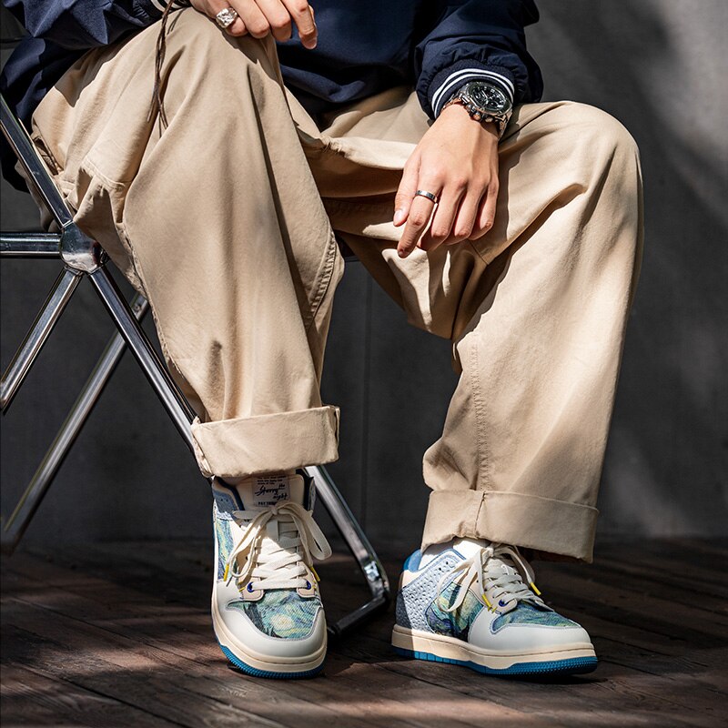 Nahaufnahme des detailreichen Sternennacht Designs auf den kreativen Lior Unisex Sneakers.