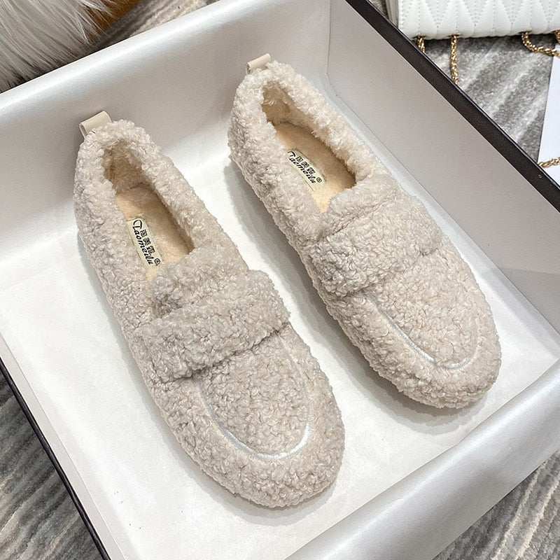 Rutschfeste Damen Slipper in Schwarz, extra warm & gemütlich. Ideal als Hausschuhe für Zuhause.