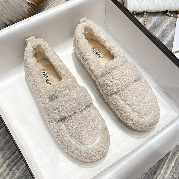 Rutschfeste Damen Slipper in Schwarz, extra warm & gemütlich. Ideal als Hausschuhe für Zuhause.