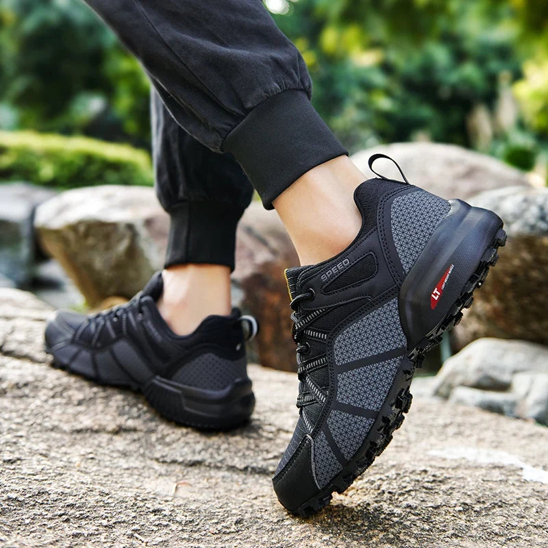 Komfortable Herren-Wanderschuhe für lange Touren. Atmungsaktiver Outdoorschuh mit stabiler Griffigkeit.