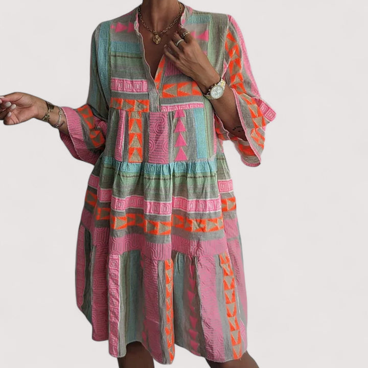 Vielseitiges pinkes Damen Stufenkleid im Boho-Stil; fließender Stoff und lockere Passform für hohen Tragekomfort.