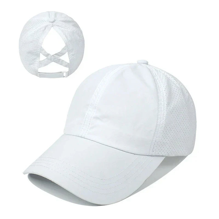 Rückenansicht der Unisex Mesh-Kappe mit verstellbarem Verschluss für individuellen und sicheren Sitz.