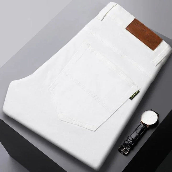 Stilvolle farbige Herrenjeans mit geradem Bein, Frontansicht, perfekt für moderne Alltagsmode.