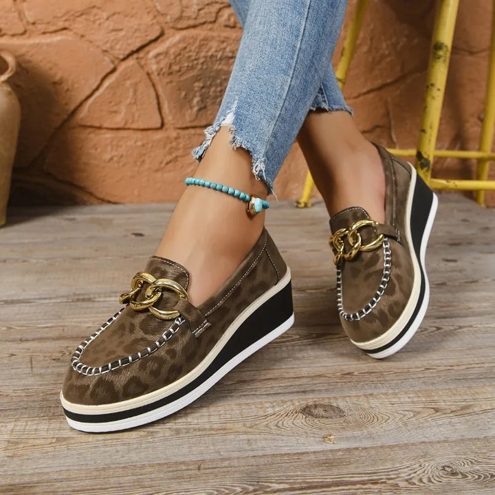 Damen Loafer Keilabsatz mit Leopardenmuster am Fuß. Bequeme, elegante Schuhe mit orthopädischer Polsterung.
