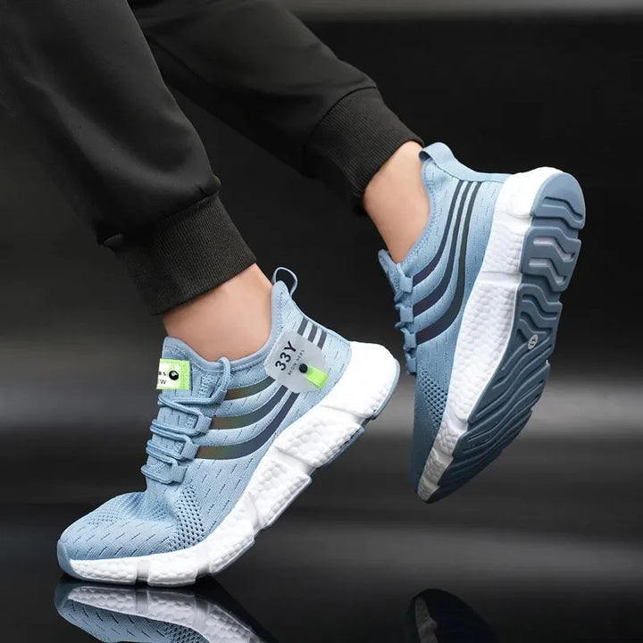 Seitliche Ansicht der Herren Sportschuhe; leicht, atmungsaktiv, perfekt für Outdoor-Freizeit und Spaziergänge.