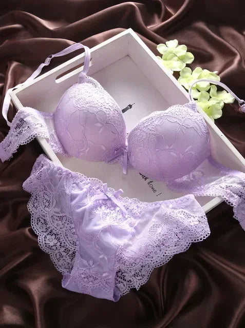 Verführerisches Damen Push-up Dessous Set in Spitze, transparent und mit Blumenmuster.