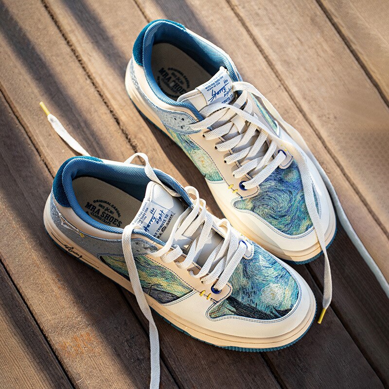Seitenansicht der Lior Unisex Kunstschuhe mit ikonischem Sternennacht-Muster, ideal für Freizeit.