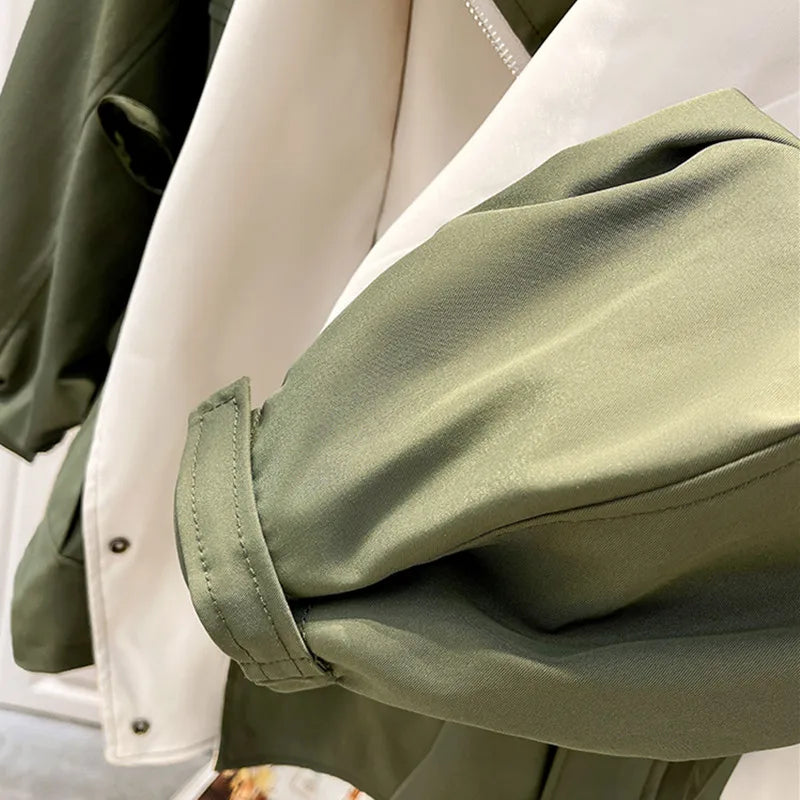 Frau trägt weiße, wasserdichte Damen Herbstjacke beim Spaziergang im Wald.