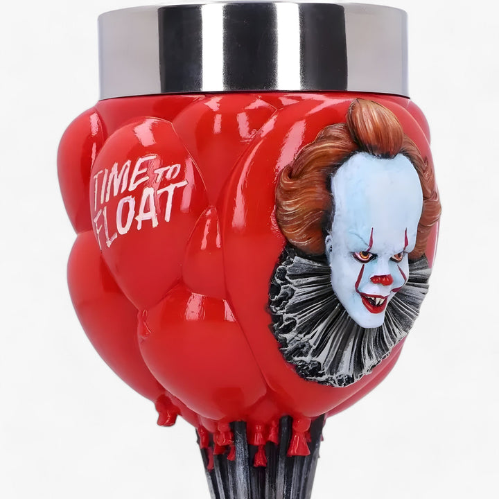 Hochwertiger Trinkbecher mit detailreichem Resin-Figurdesign & Edelstahl-Einsatz. Für Getränke aller Art.