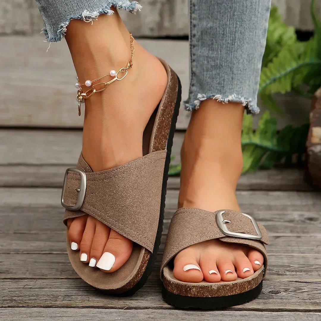 Orthopädische Damen Bequemsandalen in Grau, offenes Design, bieten Halt und Stil für die Fußgesundheit.