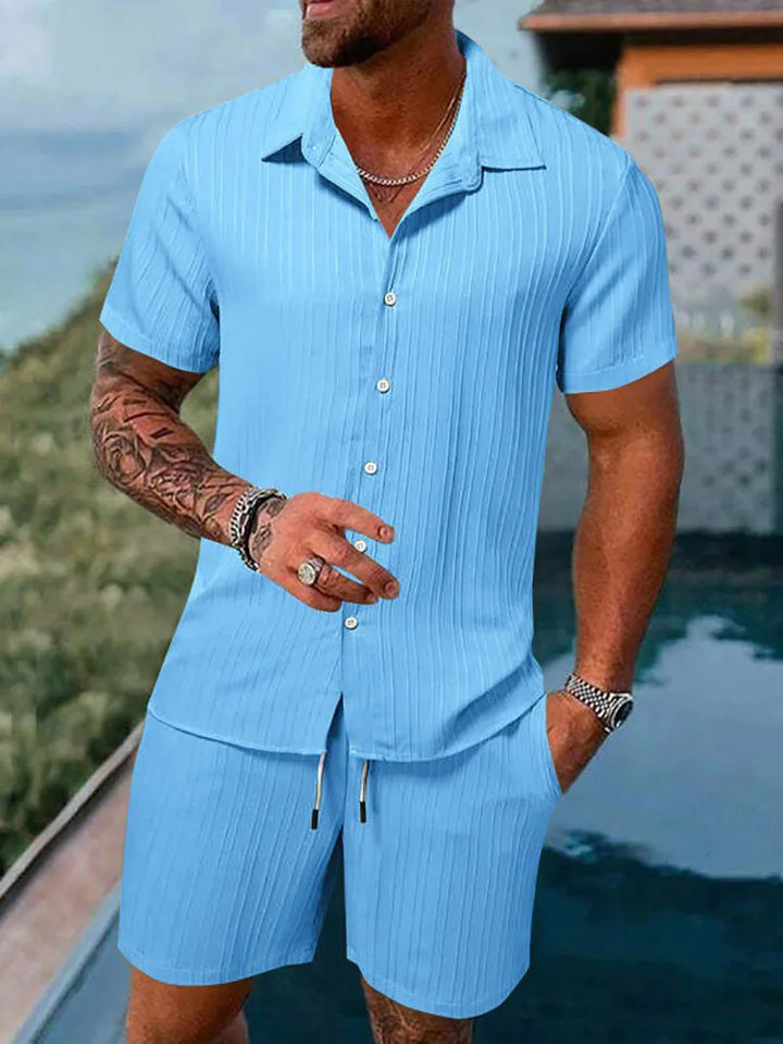 Leichtes Herren Strand Set: Kurzarm Hemd und Shorts für heiße Sommertage.