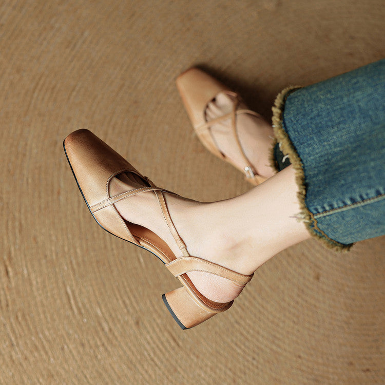 Klassische Beige Pumps mit Riemchen und Blockabsatz, vielseitige Büroschuhe.