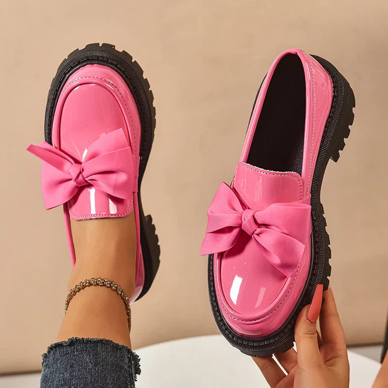 Modische Damen Plateau Schuhe in Rosa mit verspielter Schmetterlingsschleife, bequemer Alltagsschuh.