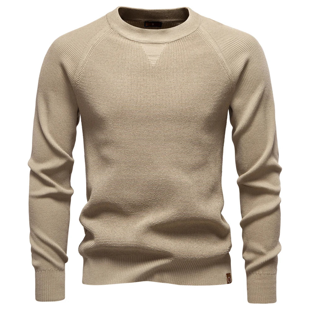 Zeitloser Herren Strickpullover mit Rundhals, perfekt kombinierbar für lässige oder elegante Outfits.