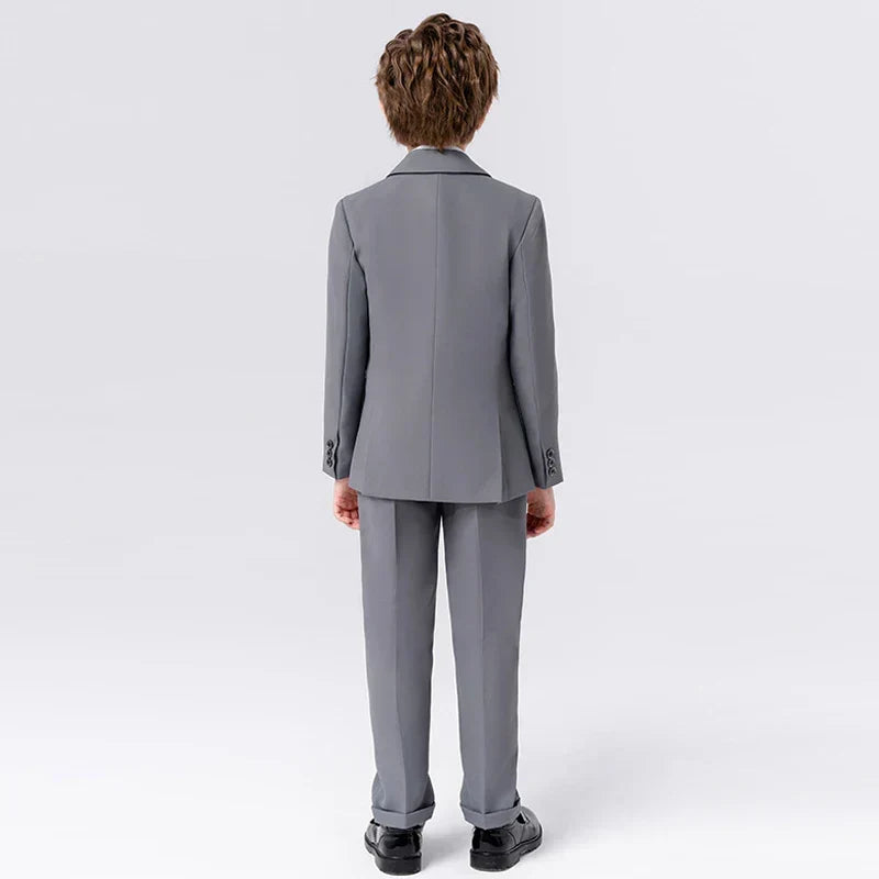 Komplettes Jungen Party Outfit: 4-teiliger Anzug mit Smoking-Jacke, Hose, Hemd & Fliege. Elegant & modern.