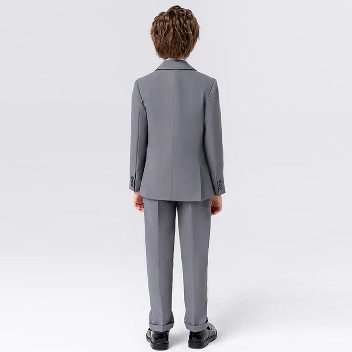 Komplettes Jungen Party Outfit: 4-teiliger Anzug mit Smoking-Jacke, Hose, Hemd & Fliege. Elegant & modern.