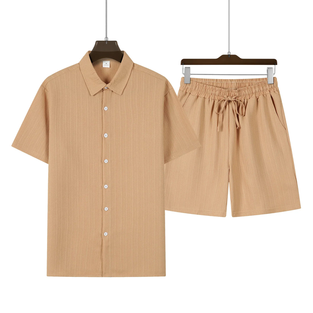Seitenansicht des Herren Sommer Sets. Kurzarmhemd & Freizeit Shorts für einen modernen Urlaubslook.