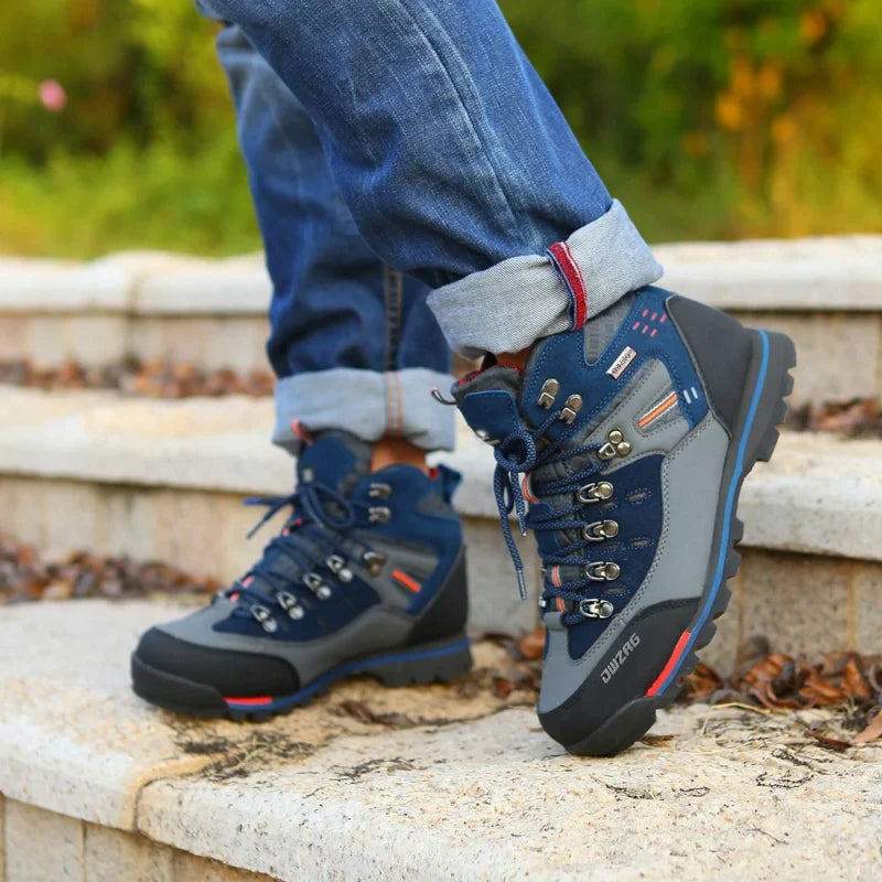 Robuste Schnürstiefel für Herren: knöchelhohe Wanderschuhe mit stabiler Schnürung für sicheren Halt.