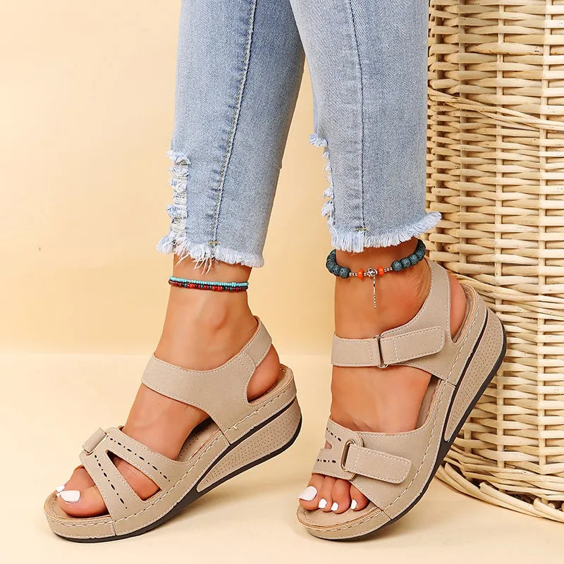 Elegante beige Damen Keilsandalen mit Plateau-Sohle, perfekte Sommerschuhe für stilvollen Komfort.
