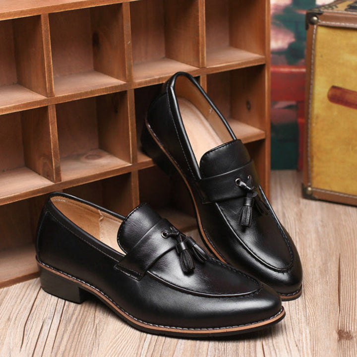 Seitenansicht glänzender Herren Loafer mit Doppelquaste, elegante Slip-On Schuhe für vielseitige Looks.