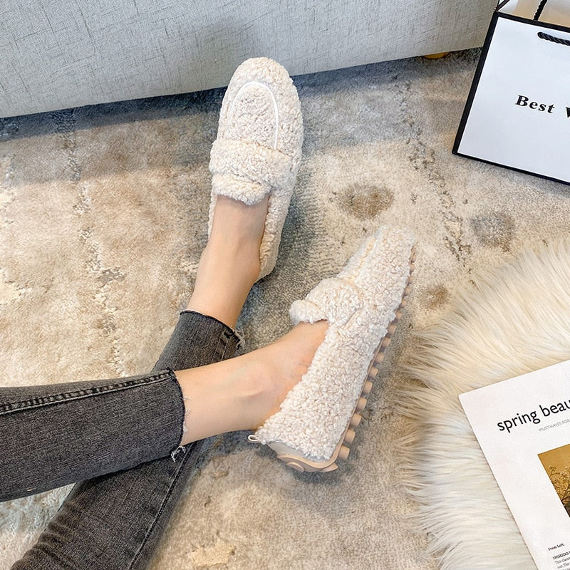Gemütliche Damen Hausschuhe, flauschig warm für kalte Wintertage. Komfortable Pantoffeln.