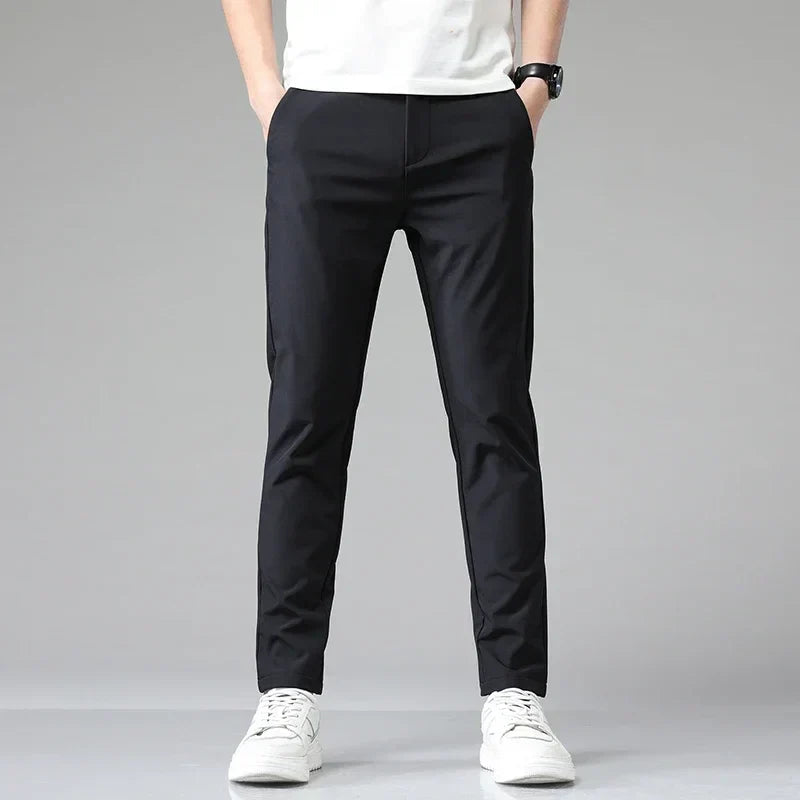 Schwarze Herren Stretch-Denimhose, stilvoll & vielseitig, perfekte Businesshose oder Freizeithose.