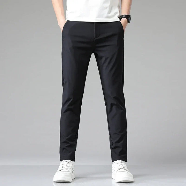 Schwarze Herren Stretch-Denimhose, stilvoll & vielseitig, perfekte Businesshose oder Freizeithose.