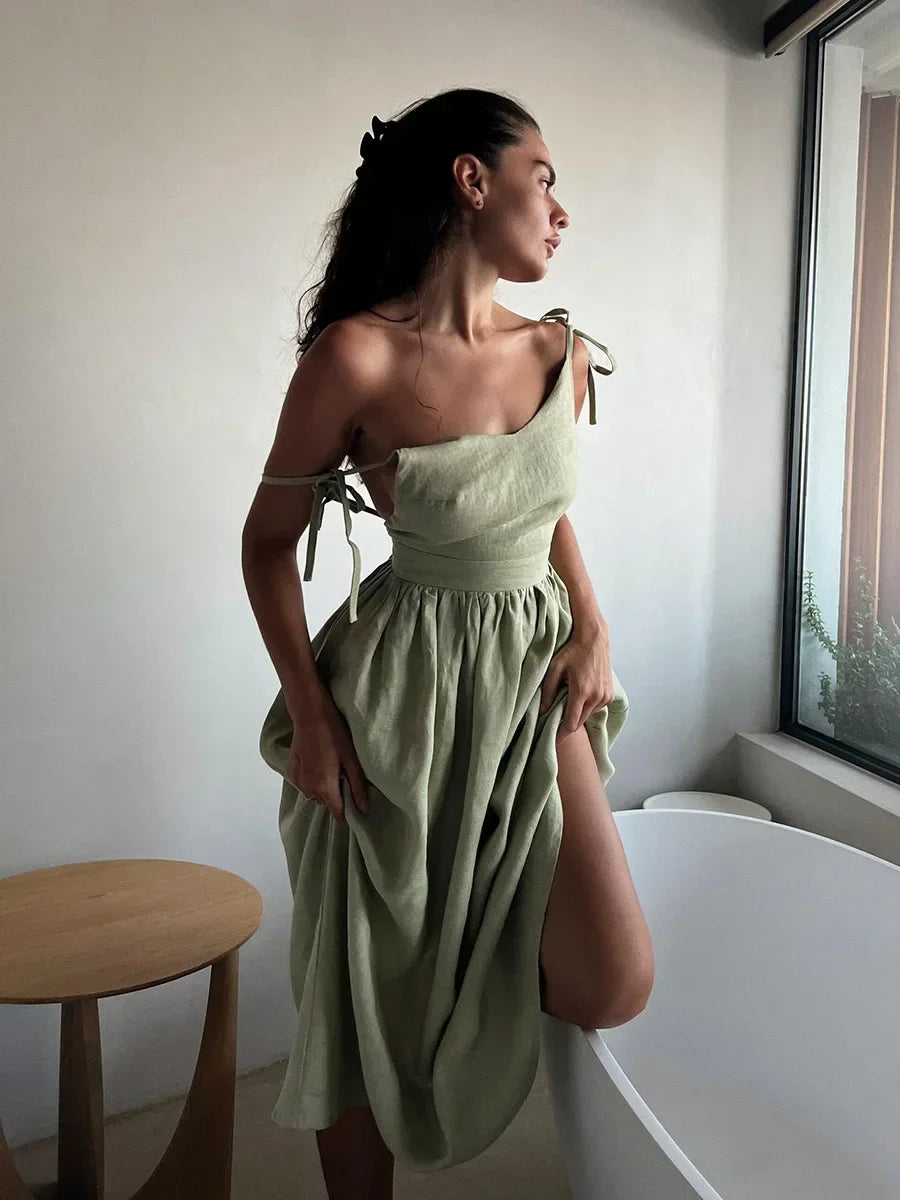 Frau trägt modisches Damen Sommerkleid im A-Linien-Schnitt mit V-Ausschnitt, entspannt am Strand.