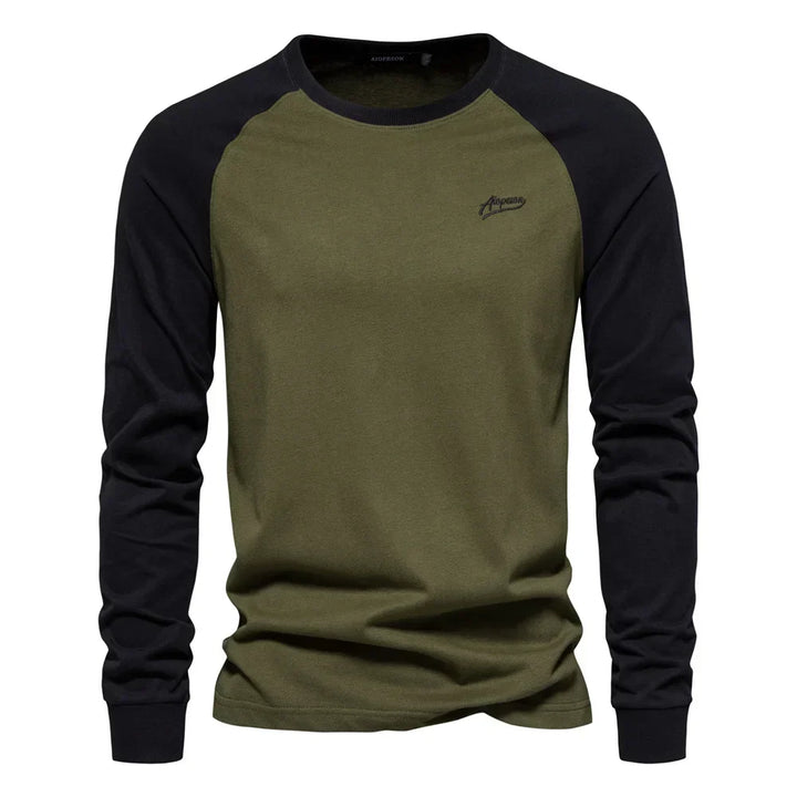 Schlichtes weisses Herren Langarmshirt Slim Fit, vielseitiges Basic für Casual-Herbstmode und moderne Alltagskombis.