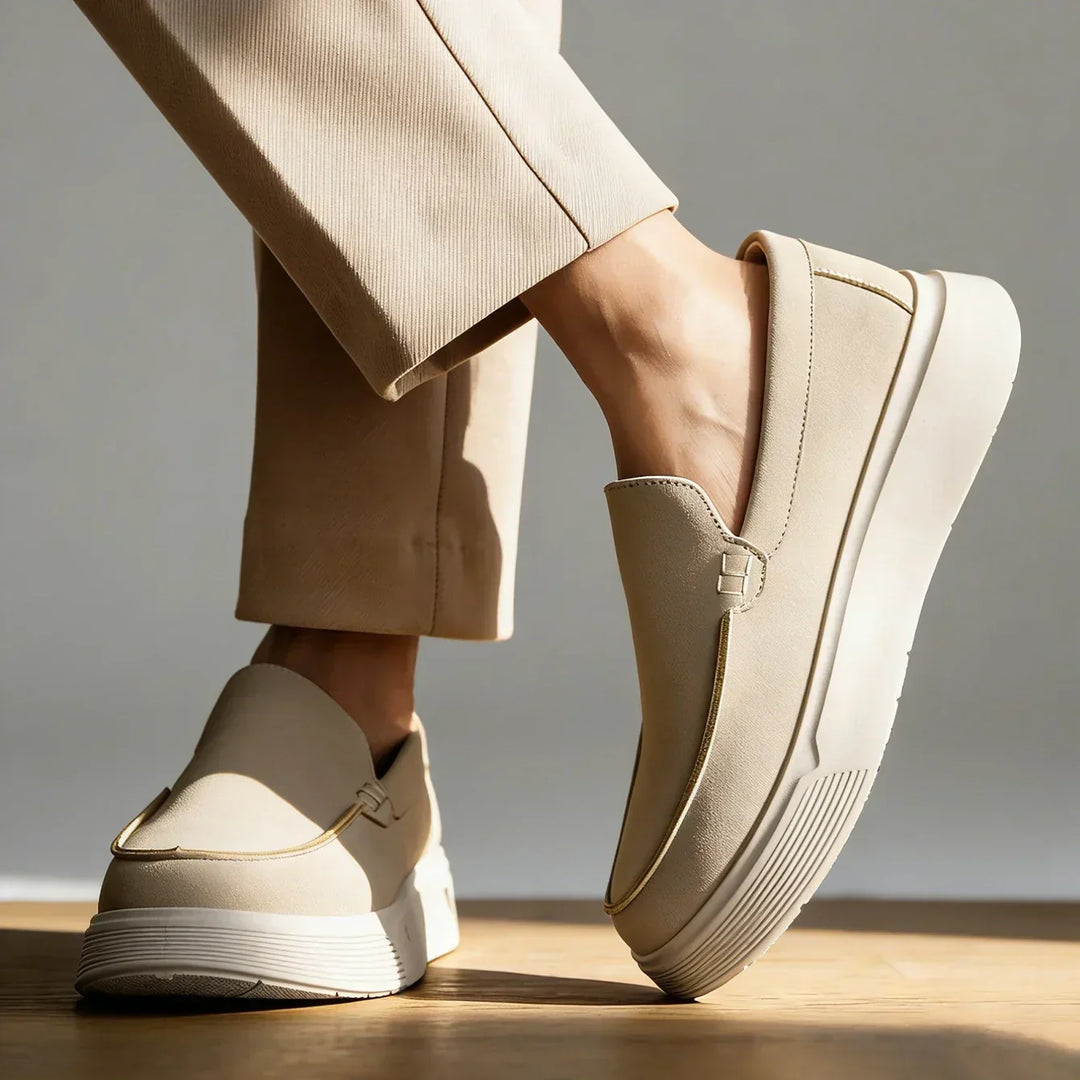 Seitliche Ansicht der Herren-Loafer, zeigt stoßdämpfende Sohle und bequemes Design für optimalen Komfort.