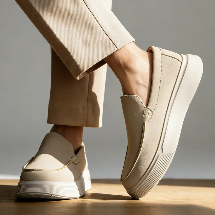 Seitliche Ansicht der Herren-Loafer, zeigt stoßdämpfende Sohle und bequemes Design für optimalen Komfort.