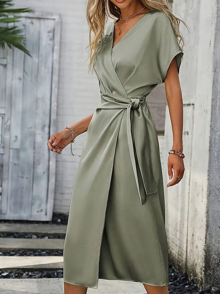Elegantes salbeigrünes Damen Wickelkleid mit V-Ausschnitt und Bindegürtel, figurbetonend und stilvoll.