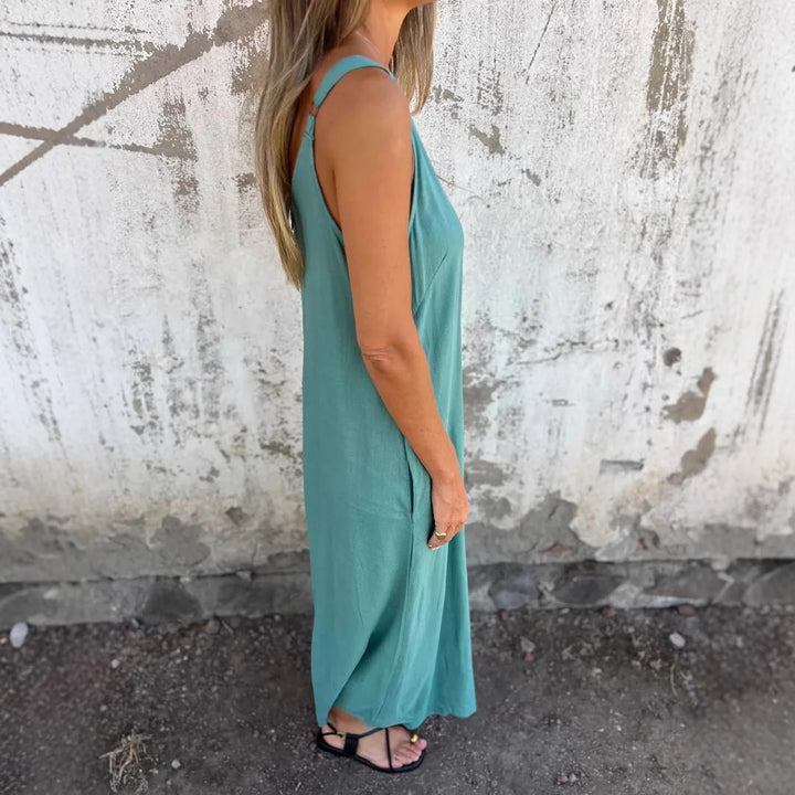 Vielseitiger Damen Sommer Jumpsuit, als Latzhose designt, perfekt für Strand, Urlaub oder Freizeit. Locker & bequem.