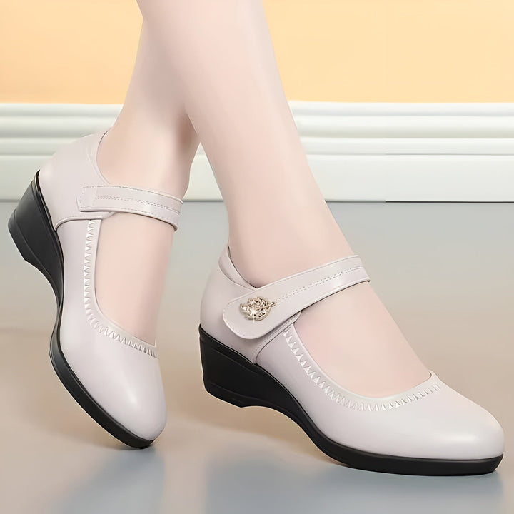 Klassische Keilabsatzschuhe für Damen mit elegantem Riemenverschluss. Modische Komfortschuhe für jeden Anlass.