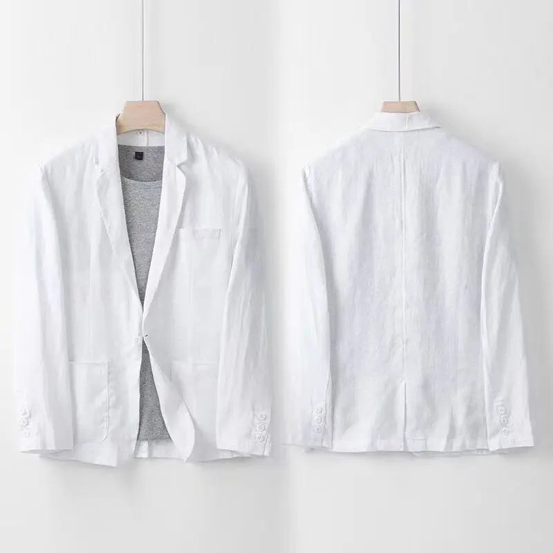 Mann trägt elegantes Anzug Set: Modisches Herren Sakko und Hose, perfekt für Business Casual und stilvolle Auftritte.