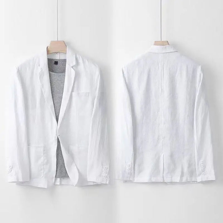 Mann trägt elegantes Anzug Set: Modisches Herren Sakko und Hose, perfekt für Business Casual und stilvolle Auftritte.
