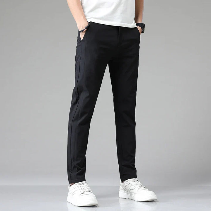 Elegante, atmungsaktive Herren Slim Fit Stretchhose. Ideal für komfortable Business- und Freizeit-Outfits.