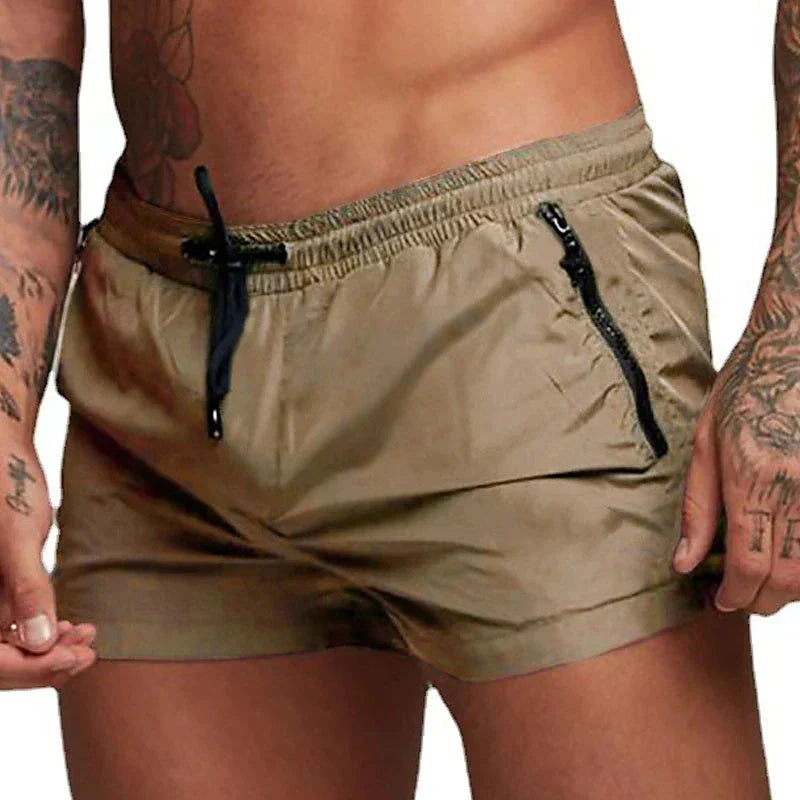 Komfortable Herren Badeshorts mit Reißverschlusstaschen, schnelltrocknend für unbeschwerten Badespaß im Sommer.