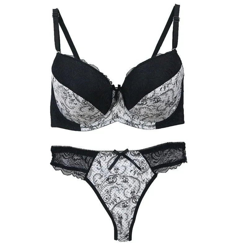 Reizvolles Damen Push-up BH Slip Set aus zarter Spitze für Komfort und eine schöne Silhouette.