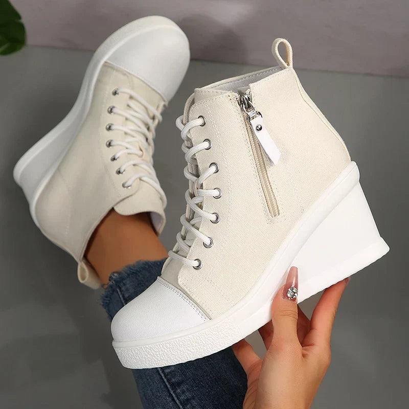 Beige Keil-Sneaker für Damen, modisch und bequem, ideal als Freizeitschuh.