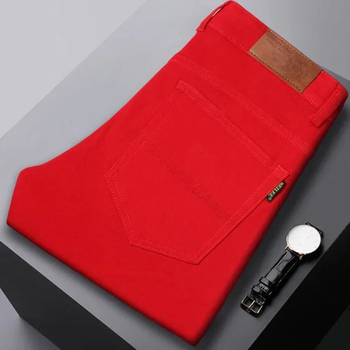 Detail: Reißverschluss & Knopf einer farbigen Herrenjeans mit geradem Bein, hochwertige Verarbeitung.
