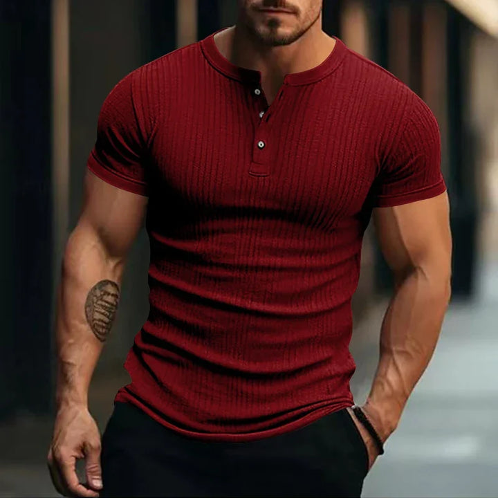 Frontansicht modisches Herren Henley T-Shirt mit subtilem Strukturmuster. Kurzärmlig, bequemer Regular Fit.