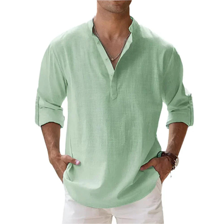 Textur eines weichen Herren Langarm Henley-Shirts mit Stehkragen, angenehm für die Übergangszeit.