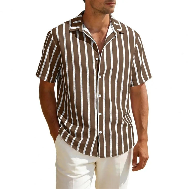 Modernes Herren Streifenhemd, Kurzarm, mit klassischem Kragen und durchgehender Knopfleiste für den Sommer.