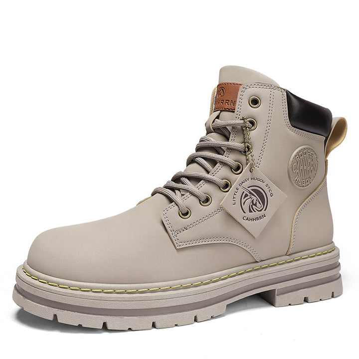 Ein Mann trägt die bequemen Herren Wanderstiefel im Wald. Robust, wasserdicht und bereit für jede Tour.