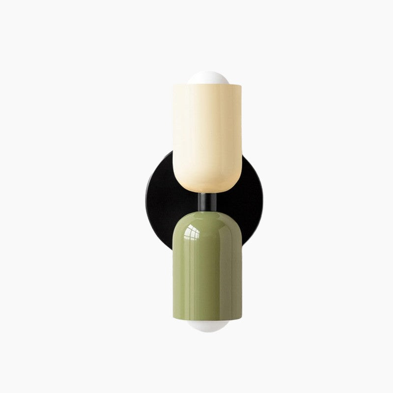 Moderne Wandleuchte aus Metall & Glas mit farbenfrohem Lampenschirm für Innenbereiche.