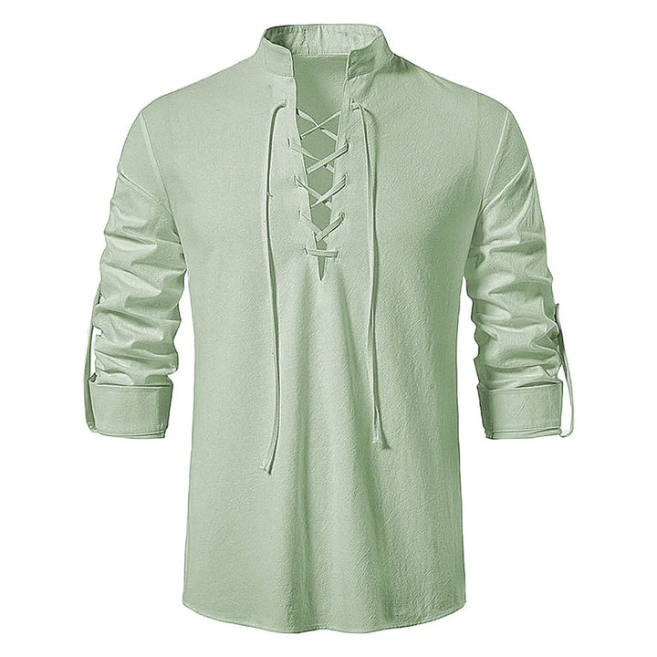 Hellgrünes Herren Sommerhemd im Boho-Stil, locker geschnitten, mit praktischen Krempelärmeln.