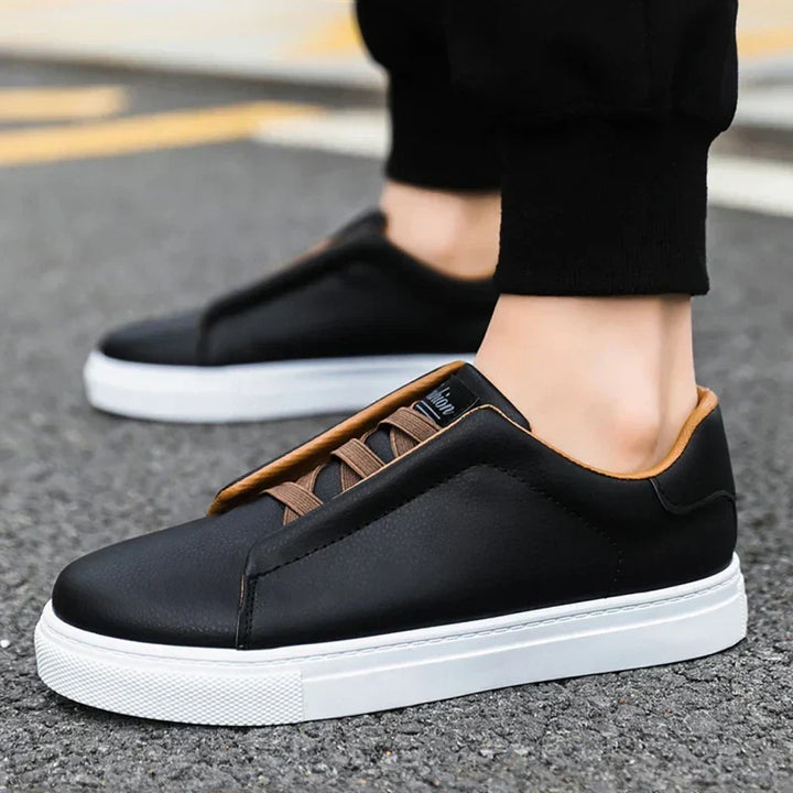 Weißer Herren Sneaker: klares minimalistisches Design, hohe Flexibilität und angenehmes Tragegefühl für moderne Looks.