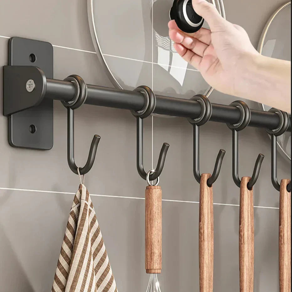 Platzsparende Wandhakenleiste für Küchenutensilien. Perfekt als moderner Ordnungshelfer für jede Küche.