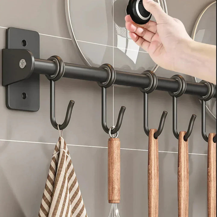 Platzsparende Wandhakenleiste für Küchenutensilien. Perfekt als moderner Ordnungshelfer für jede Küche.